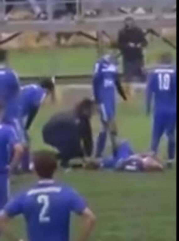 «Δολοφονικό» τάκλιν σε τοπικό αγώνα-Πήγε στο νοσοκομείο και έκανε επέμβαση ο παίκτης (video+photos)