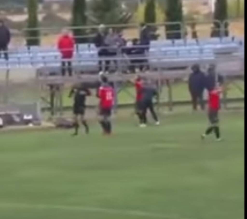 «Δολοφονικό» τάκλιν σε τοπικό αγώνα-Πήγε στο νοσοκομείο και έκανε επέμβαση ο παίκτης (video+photos)