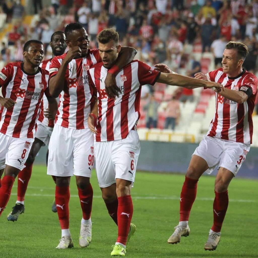 Δημήτρης Γούτας: Περιζήτητος στην Τουρκία και η πρόταση γάμου στον Βόσπορο