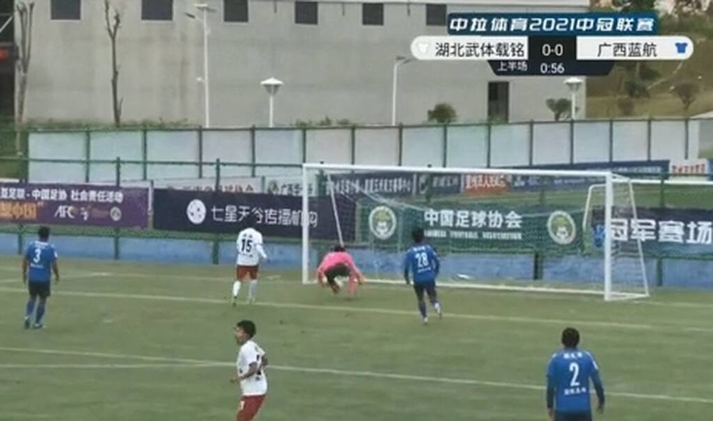 Απίθανο γκολ σχεδόν με τη σέντρα και με γκάφα του τερματοφύλακα (video+photos)