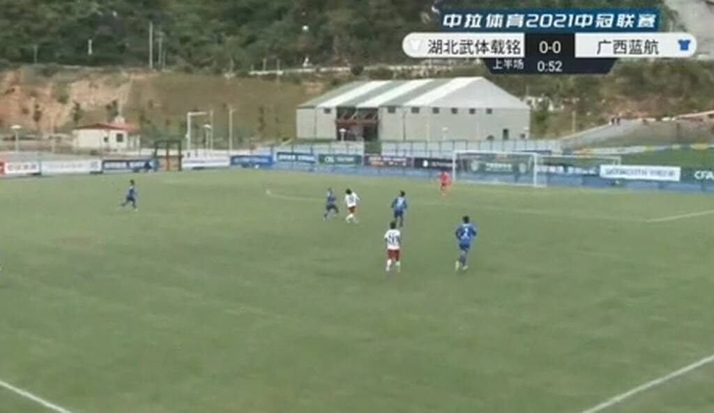 Απίθανο γκολ σχεδόν με τη σέντρα και με γκάφα του τερματοφύλακα (video+photos)