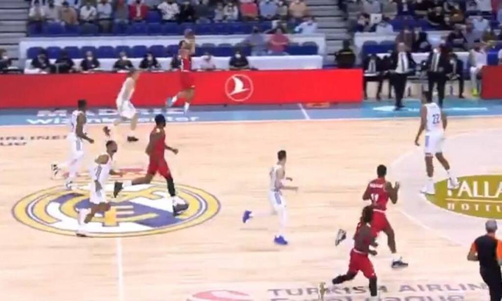 Euroleague: Απίθανο τρίποντο από το κέντρο ο Μάικ Τζέιμς! (videos)