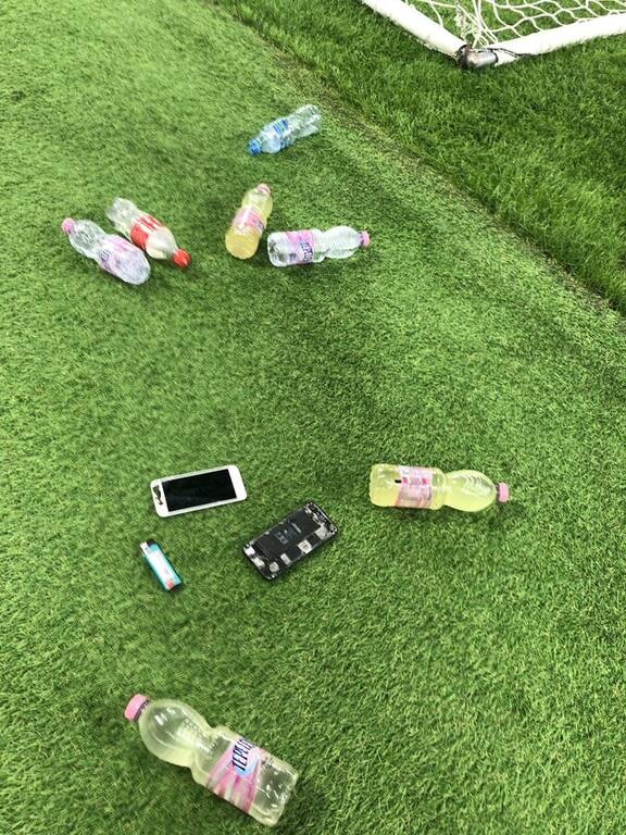 Μέχρι και κινητά πέταξαν στον Σφιντέρσκι - H αντίδραση του για το Αλβανία-Πολωνία (photos+videos)