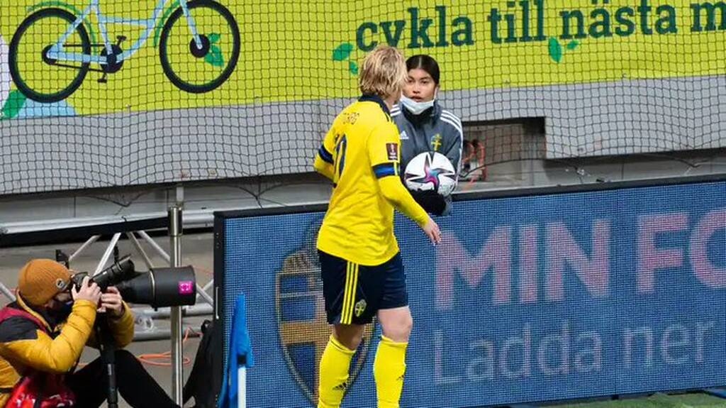 Παίκτης της Σουηδίας έταξε τη φανέλα του σε ball girl για να αργεί στα κόρνερ της Ελλάδας