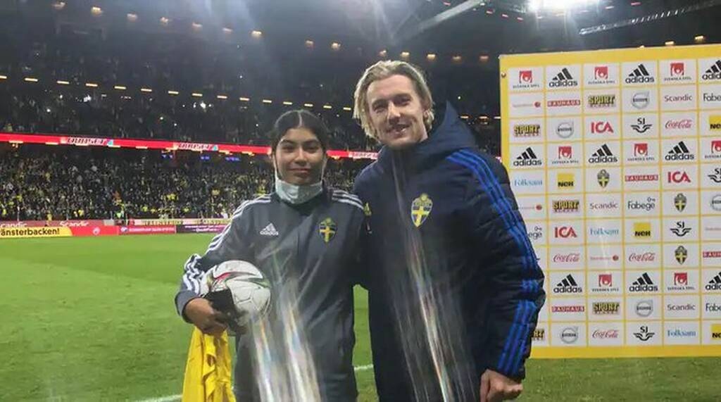 Παίκτης της Σουηδίας έταξε τη φανέλα του σε ball girl για να αργεί στα κόρνερ της Ελλάδας