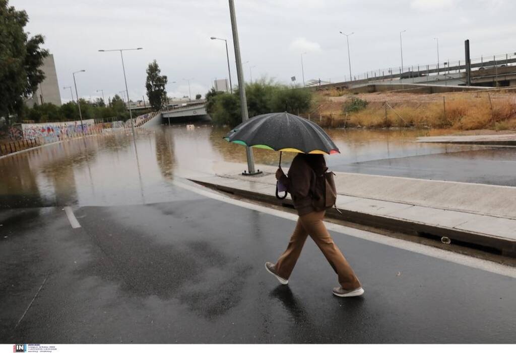 Κακοκαιρία «Μπάλλος»: Εισαγγελική έρευνα για το λεωφορείο που «βυθίστηκε» στη Συγγρού (photos)