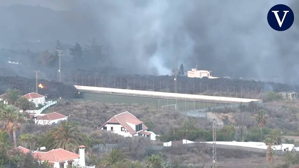 Συγκλονιστικές εικόνες από τo ηφαίστειο στο Λα Πάλμα: Η λάβα καλύπτει γήπεδο ποδοσφαίρου