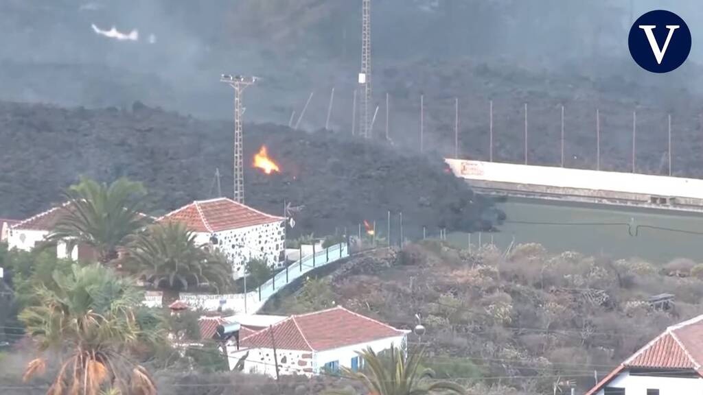 Συγκλονιστικές εικόνες από τo ηφαίστειο στο Λα Πάλμα: Η λάβα καλύπτει γήπεδο ποδοσφαίρου