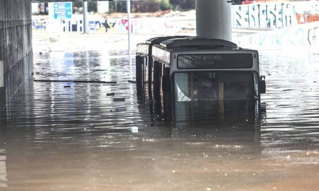 Κακοκαιρία «Μπάλλος»: Εισαγγελική έρευνα για το λεωφορείο που «βυθίστηκε» στη Συγγρού (photos)
