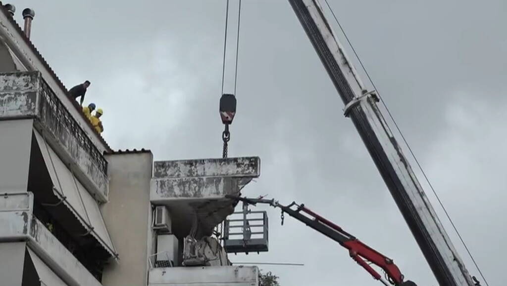 Κατέρρευσε μπαλκόνι και εκκενώθηκε πολυκατοικία στο Χαλάνδρι (photos+videos)
