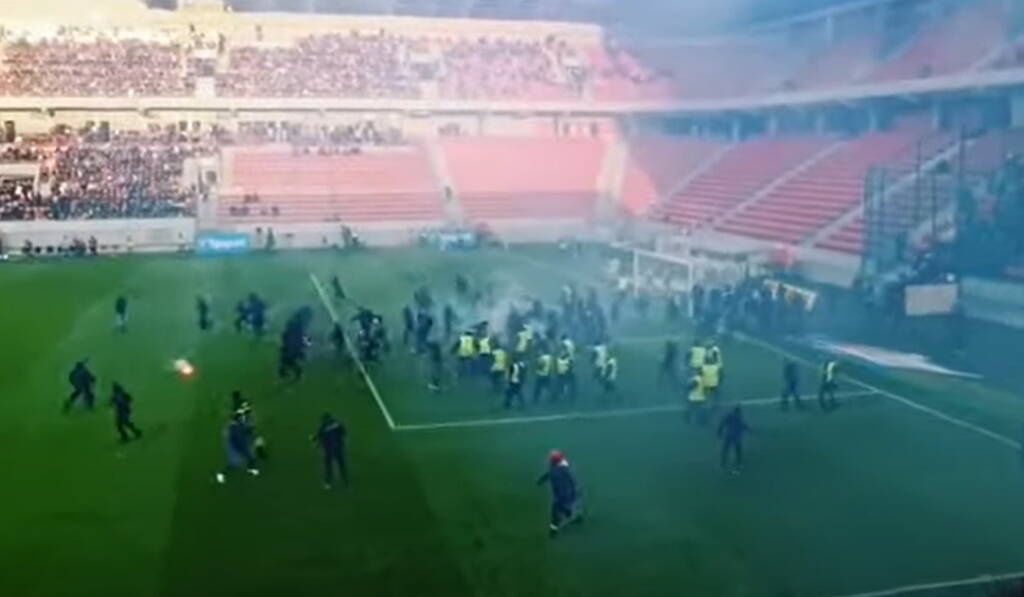 Σλόβαν-Σπαρτάκ Τρνάβα: Επεισόδια και διακοπή στο ντέρμπι - Μπούκαραν οπαδοί στο γήπεδο (video)