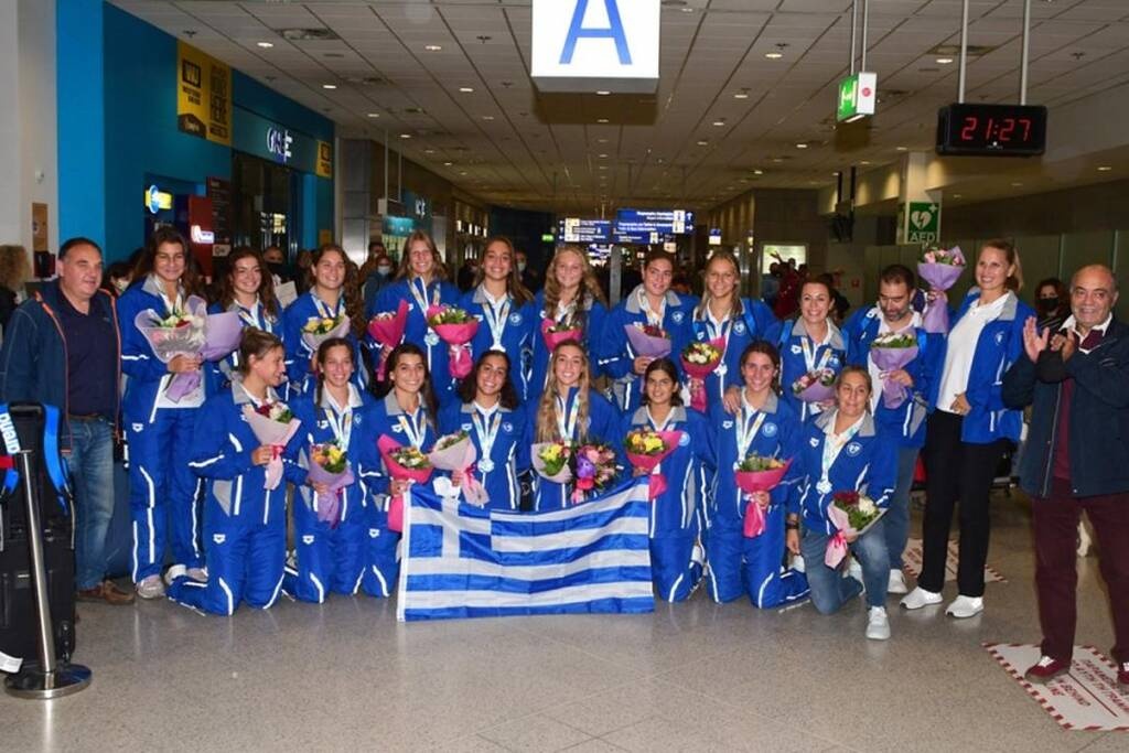 Πόλο: Η αποθεωτική υποδοχή των κοριτσιών με τα ασημένια παγκόσμια μετάλλια (video)