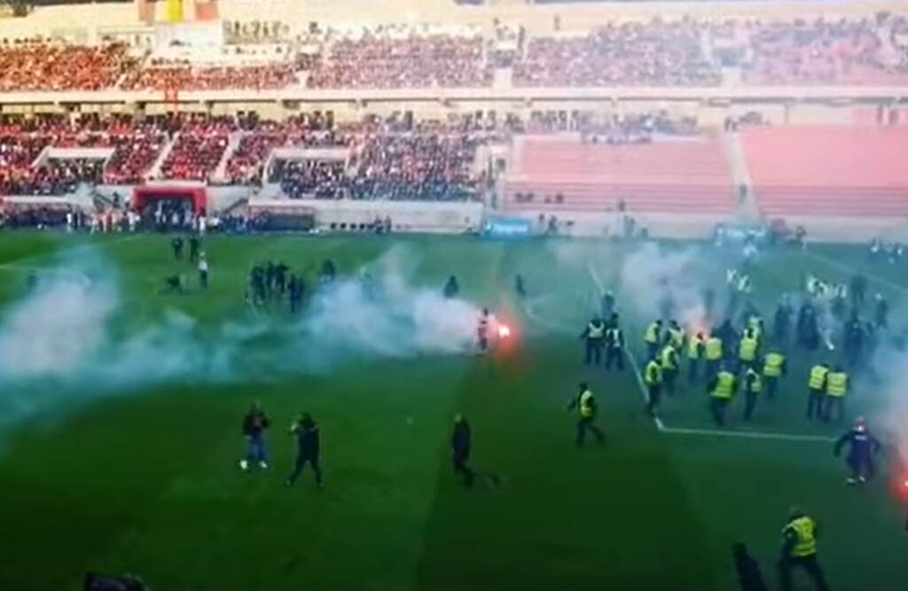 Σλόβαν-Σπαρτάκ Τρνάβα: Επεισόδια και διακοπή στο ντέρμπι - Μπούκαραν οπαδοί στο γήπεδο (video)