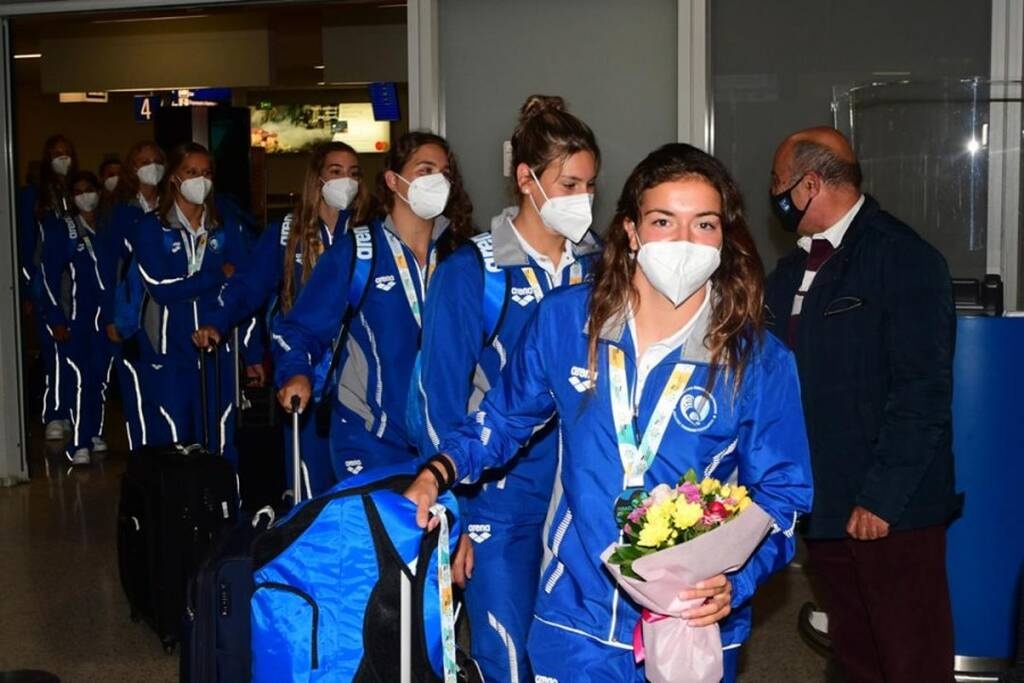 Πόλο: Η αποθεωτική υποδοχή των κοριτσιών με τα ασημένια παγκόσμια μετάλλια (video)