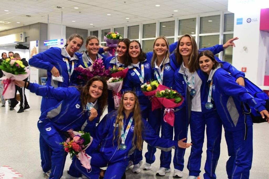 Πόλο: Η αποθεωτική υποδοχή των κοριτσιών με τα ασημένια παγκόσμια μετάλλια (video)