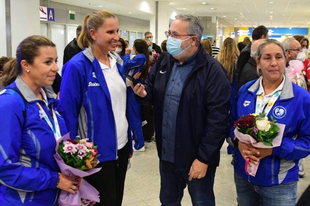 Πόλο: Η αποθεωτική υποδοχή των κοριτσιών με τα ασημένια παγκόσμια μετάλλια (video)