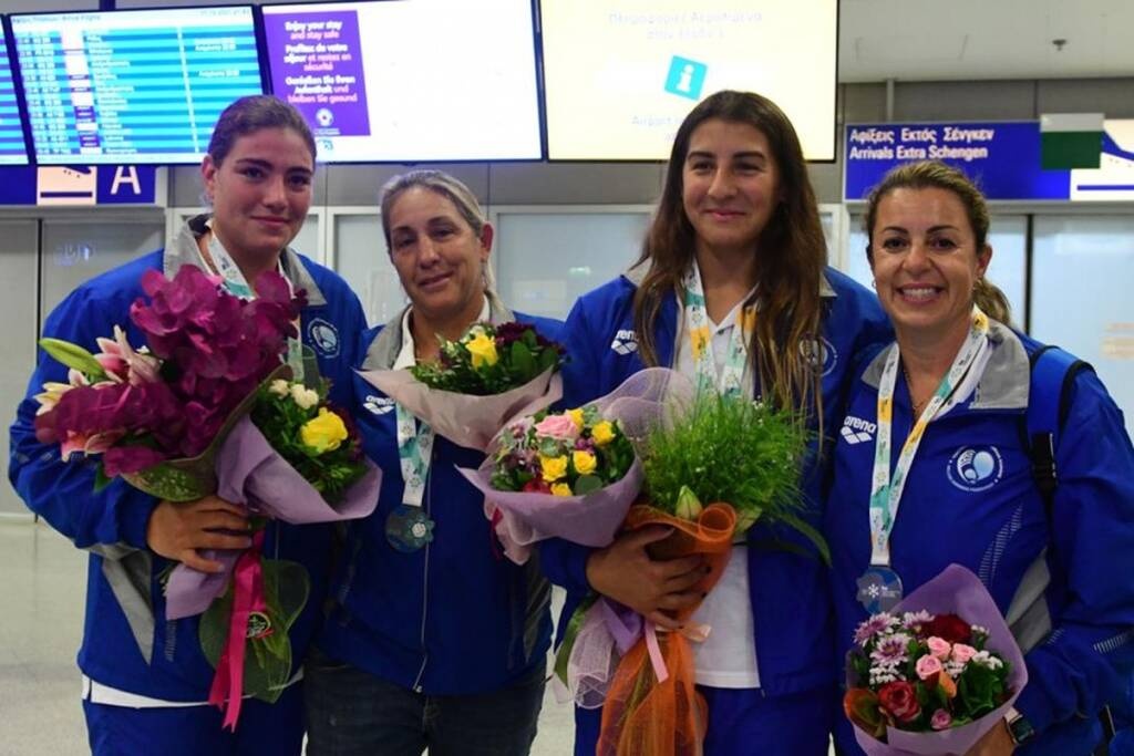 Πόλο: Η αποθεωτική υποδοχή των κοριτσιών με τα ασημένια παγκόσμια μετάλλια (video)