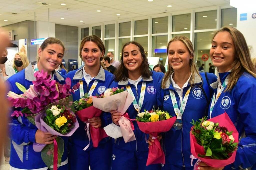 Πόλο: Η αποθεωτική υποδοχή των κοριτσιών με τα ασημένια παγκόσμια μετάλλια (video)
