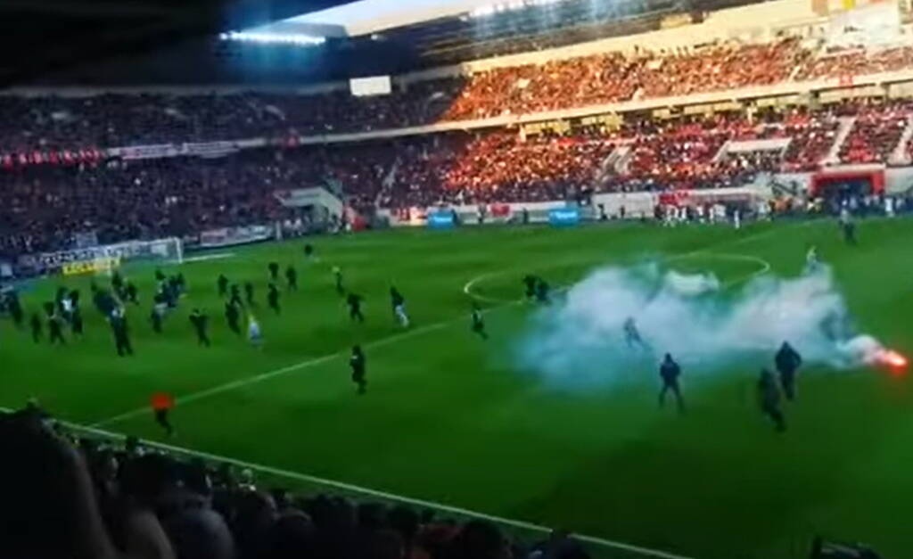 Σλόβαν-Σπαρτάκ Τρνάβα: Επεισόδια και διακοπή στο ντέρμπι - Μπούκαραν οπαδοί στο γήπεδο (video)