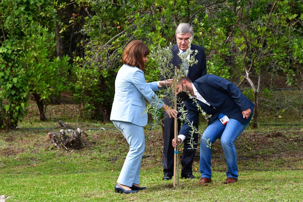 Φύτεψαν μια ελιά για τον εορτασμό των 100 χρόνων του Εκτελεστικού Συμβουλίου της ΔΟΕ