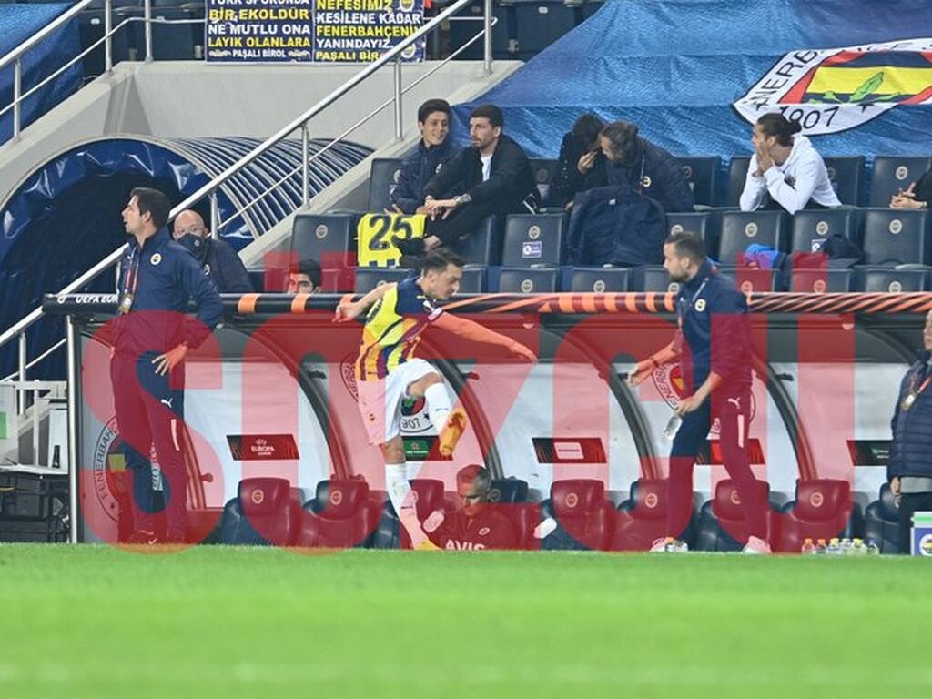 «Μπαρούτι» η Φενέρμπαχτσε - Έξαλλος ο Οζίλ με την αντικατάστασή του από τον Πέλκα (photos)