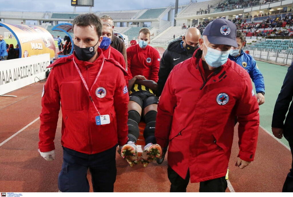 Βόλος-ΑΕΚ: Σοκαριστικός τραυματισμός του Λιβάι - Αποχώρησε με φορείο (photos)