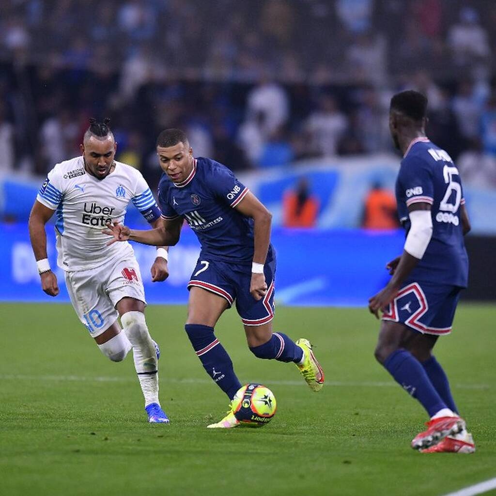 Αδιανόητο! Οπαδός μπούκαρε στο γήπεδο και έκοψε αντεπίθεση του Μέσι (video)