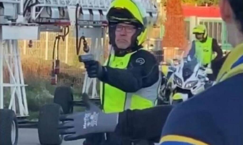 Αστυνομικός έβγαλε όπλο σε οπαδούς στο ντέρμπι Μπρόντμπι-Κοπεγχάγη! (video)