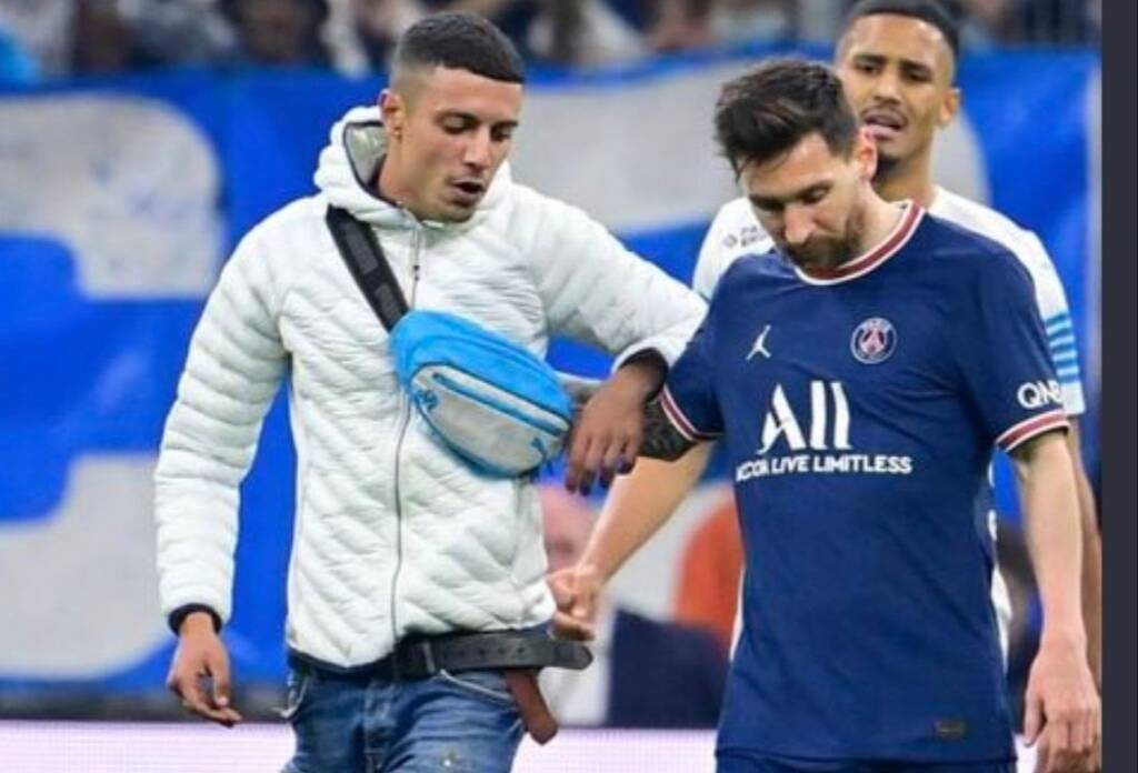 Αδιανόητο! Οπαδός μπούκαρε στο γήπεδο και έκοψε αντεπίθεση του Μέσι (video)