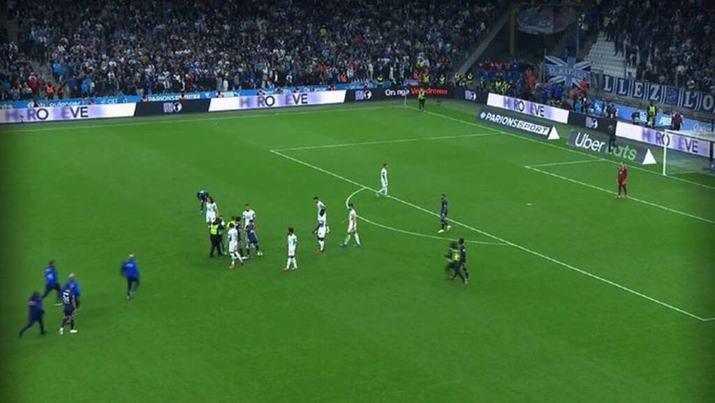 Αδιανόητο! Οπαδός μπούκαρε στο γήπεδο και έκοψε αντεπίθεση του Μέσι (video)