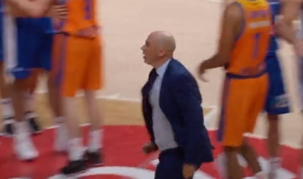 Τρομερές στιγμές σε αγώνα για το Eurocup - Προπονητής κυνήγησε τους διαιτητές μετά από ήττα (video)