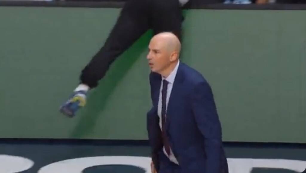 Τρομερές στιγμές σε αγώνα για το Eurocup - Προπονητής κυνήγησε τους διαιτητές μετά από ήττα (video)