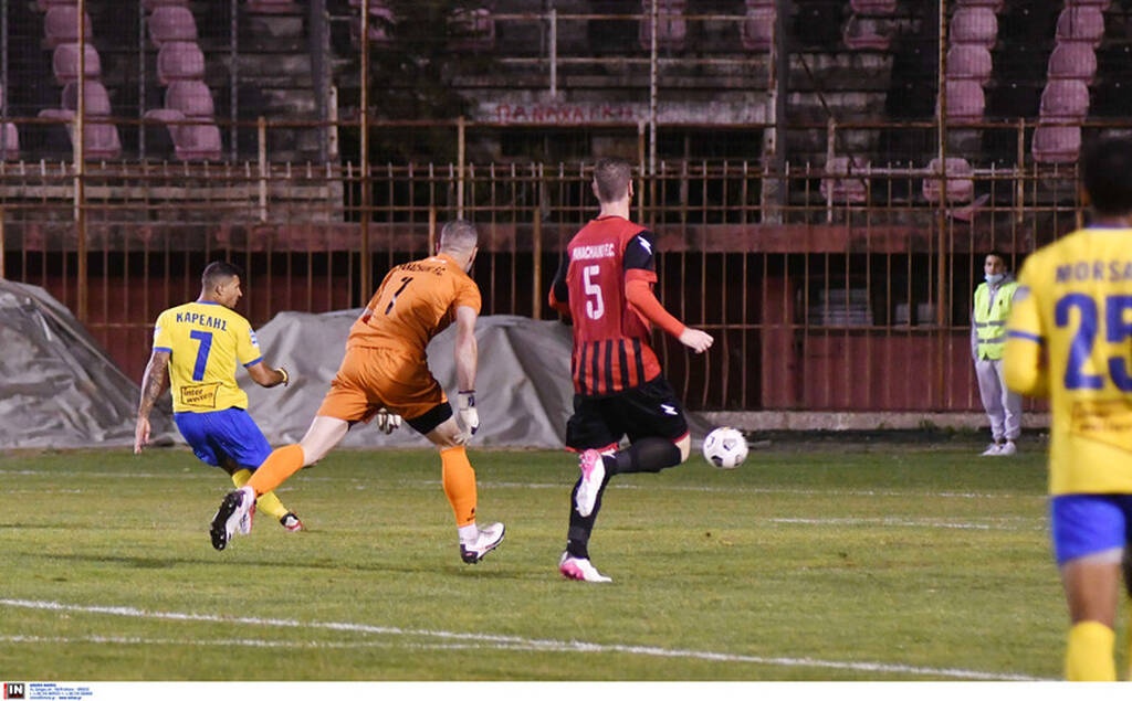 Παναχαϊκή-Παναιτωλικός: Σοκαριστικός τραυματισμός μετά το 1-1 - Αποχώρησε με φορείο! (video)