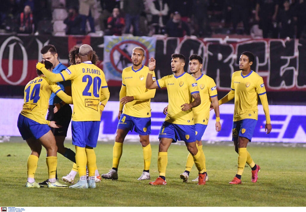 Παναχαϊκή-Παναιτωλικός: Σοκαριστικός τραυματισμός μετά το 1-1 - Αποχώρησε με φορείο! (video)