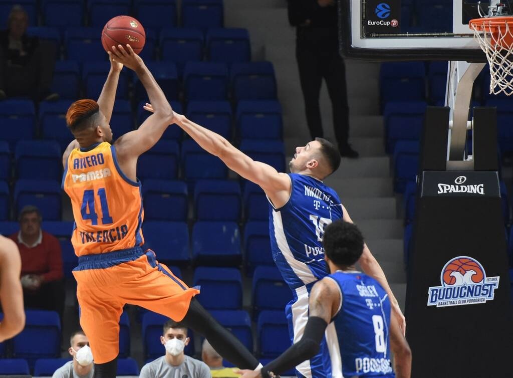 Τρομερές στιγμές σε αγώνα για το Eurocup - Προπονητής κυνήγησε τους διαιτητές μετά από ήττα (video)