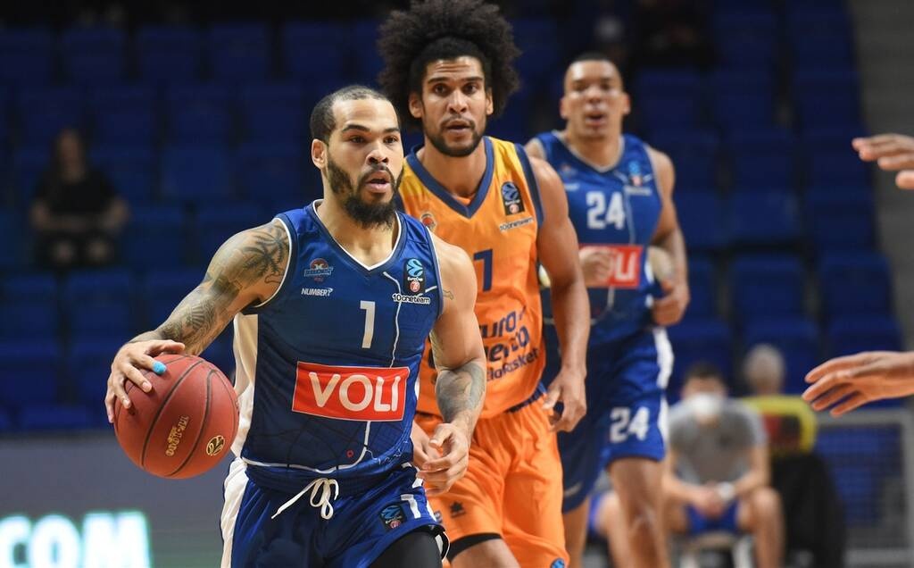 Τρομερές στιγμές σε αγώνα για το Eurocup - Προπονητής κυνήγησε τους διαιτητές μετά από ήττα (video)