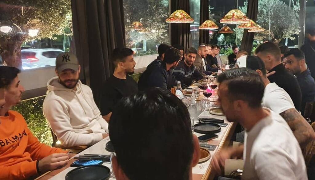 ΑΕΚ: Τραπέζι στους συμπαίκτες του ο Σιμόες – Παρών και ο Μελισσανίδης