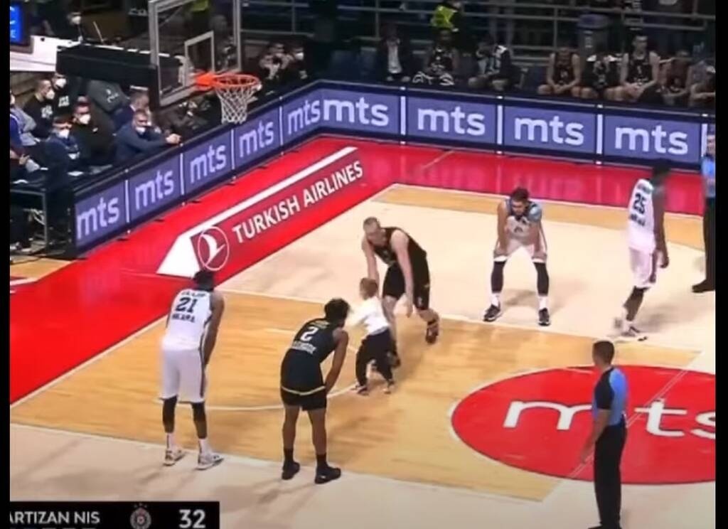 Εισβολή σε αγώνα του Eurocup - Πιτσιρικάς μπούκαρε στο παρκέ για να βάλει καλάθι (video+photos)