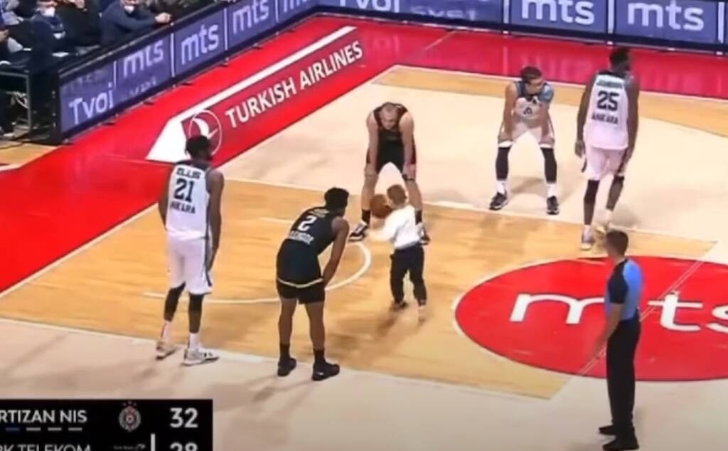 Εισβολή σε αγώνα του Eurocup - Πιτσιρικάς μπούκαρε στο παρκέ για να βάλει καλάθι (video+photos)