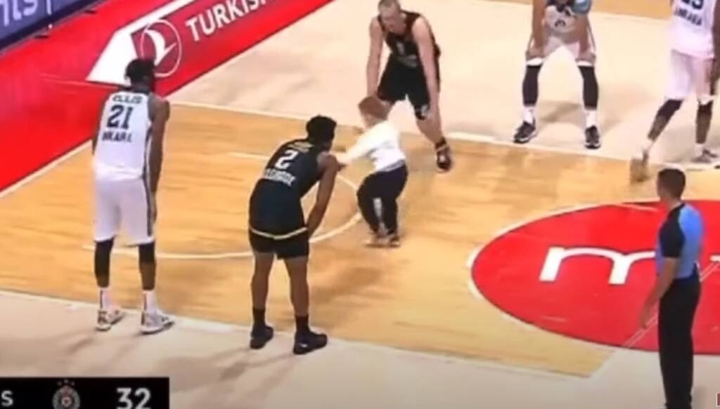 Εισβολή σε αγώνα του Eurocup - Πιτσιρικάς μπούκαρε στο παρκέ για να βάλει καλάθι (video+photos)