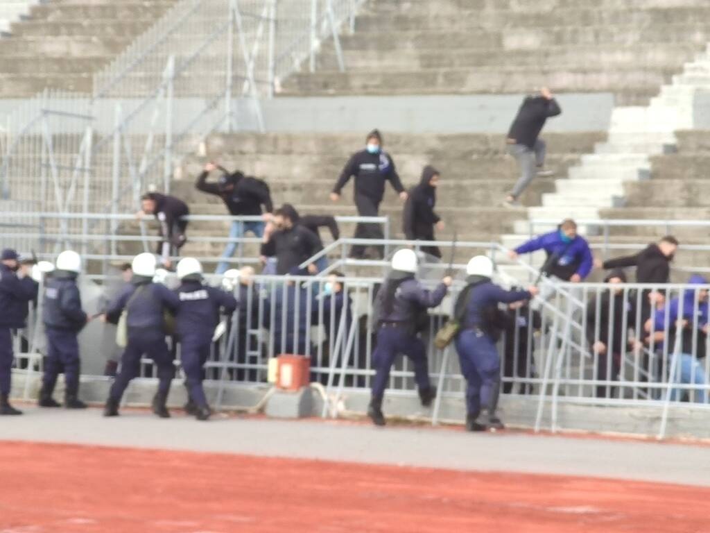 Χαμός στο Τρίκαλα-Νίκη Βόλου: Επεισόδια πριν τη σέντρα με έναν τραυματία (photos)