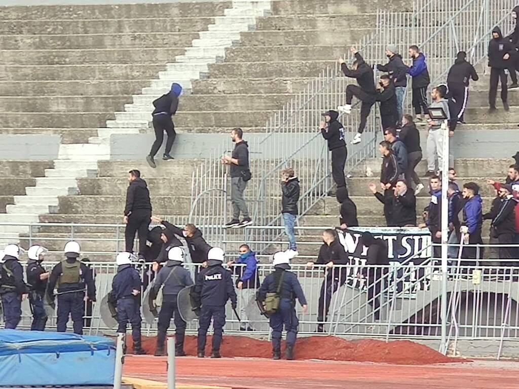 Χαμός στο Τρίκαλα-Νίκη Βόλου: Επεισόδια πριν τη σέντρα με έναν τραυματία (photos)