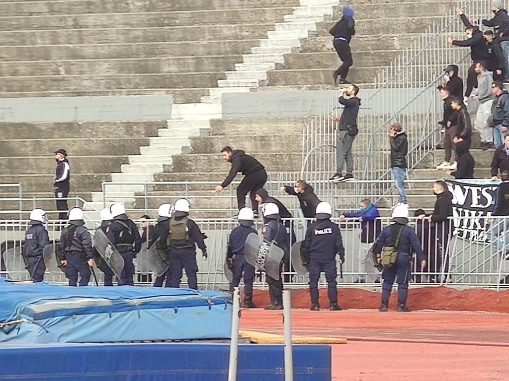 Χαμός στο Τρίκαλα-Νίκη Βόλου: Επεισόδια πριν τη σέντρα με έναν τραυματία (photos)