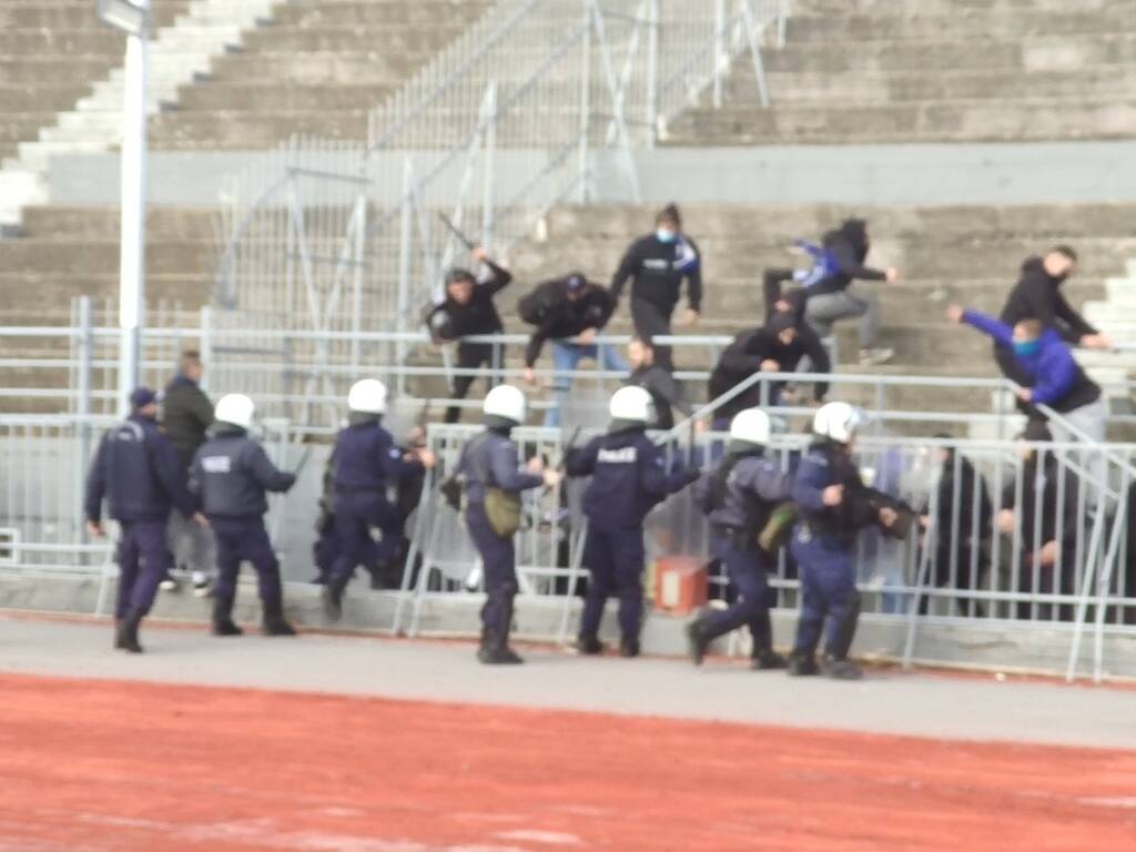 Χαμός στο Τρίκαλα-Νίκη Βόλου: Επεισόδια πριν τη σέντρα με έναν τραυματία (photos)