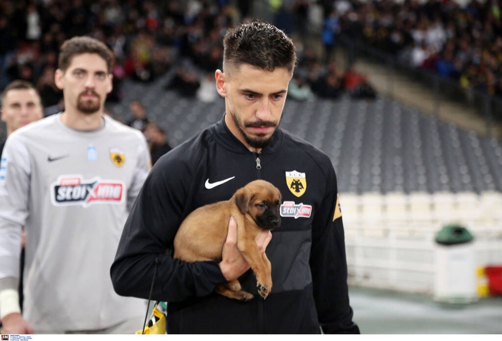 ΑΕΚ: Ο Σιμόες υιοθέτησε κουταβάκι! (photos)