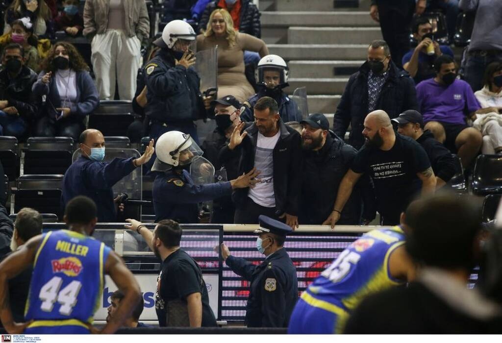 ΠΑΟΚ-Περιστέρι: Μεγάλη ένταση στην Πυλαία και διακοπή, επενέβη η αστυνομία (video+photos)