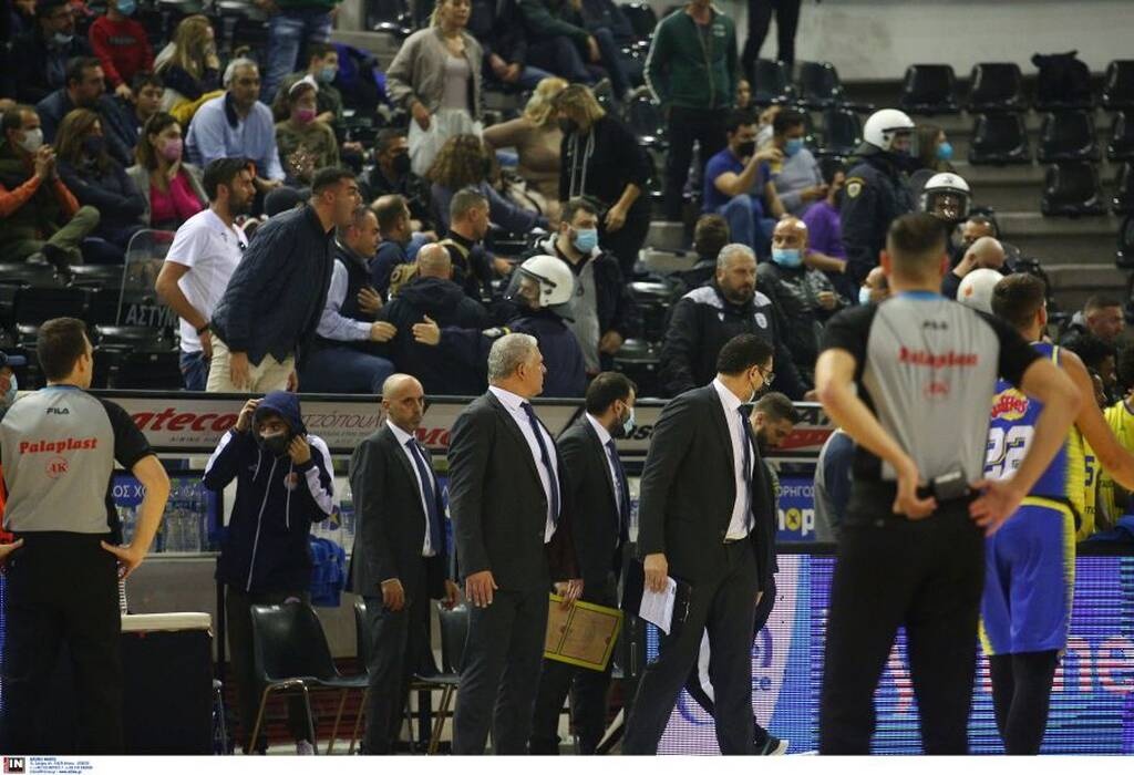 ΠΑΟΚ-Περιστέρι: Μεγάλη ένταση στην Πυλαία και διακοπή, επενέβη η αστυνομία (video+photos)
