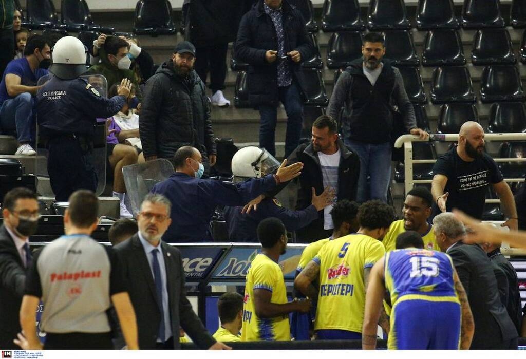 ΠΑΟΚ-Περιστέρι: Μεγάλη ένταση στην Πυλαία και διακοπή, επενέβη η αστυνομία (video+photos)