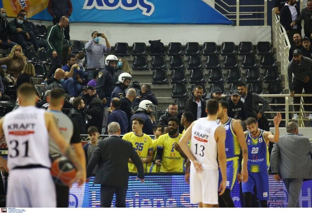 ΠΑΟΚ-Περιστέρι: Μεγάλη ένταση στην Πυλαία και διακοπή, επενέβη η αστυνομία (video+photos)