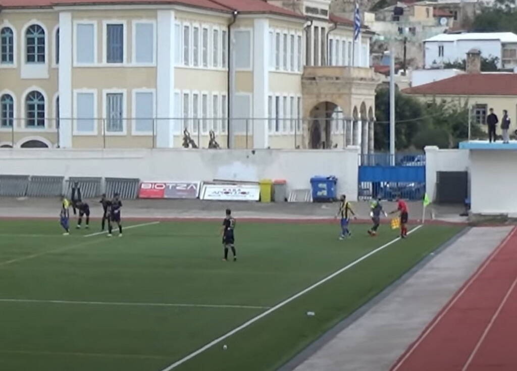 Μυθικό βίντεο: Τερματοφύλακας αποκρούει μπουκάλι που έριξαν στον επόπτη!